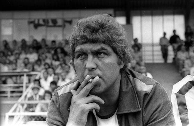 Trainer Hans Cieslarczyk (SpVgg Greuther Fürth) raucht eine Zigarette Aufnahmedatum geschätzt