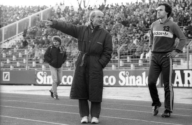 Trainer Dettmar Cramer (FC Bayern München, li.) gibt Anweisungen Aufnahmedatum geschätzt