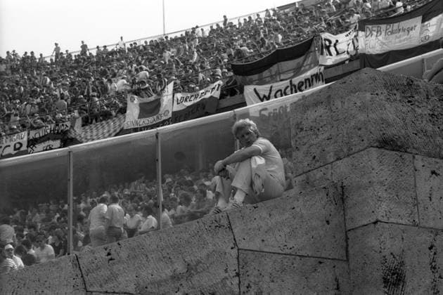 Fußball, DFB-Pokalfinale 1984 1985, FC Uerdingen 05 - FC Bayern München Trainer Karl Heinz Feldkamp (Bayer 05 Uerdingen) entspannt sich vor dem DFB Pokalfinale auf den Mauern des Berliner Olympiastadions
