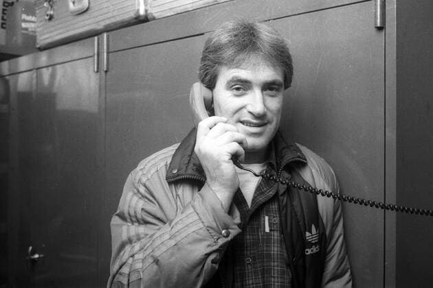 Trainer Werner Fuchs (1. FC Saarbrücken) am Telefon