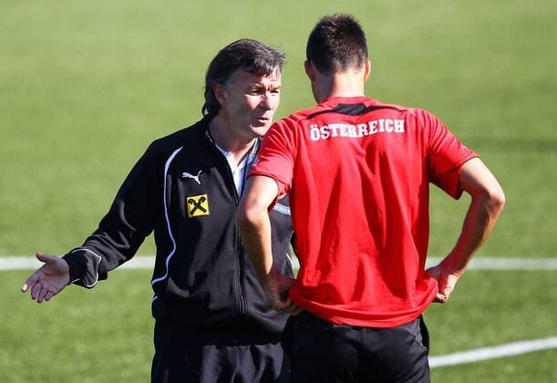 FUSSBALL- EURO 2012 Quali, AZE vs AUT, Vorberichte, Training BAD TATZMANNSDORF,AUSTRIA,04.OKT.11 - FUSSBALL - UEFA Europameisterschaft 2012, Qualifikation, ÖFB Länderspiel, Aserbaidschan vs Österreich, Vorberichte, Training. Bild zeigt Interims-Teamchef Willi Ruttensteiner und Paul Scharner (AUT).