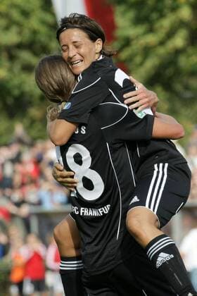 05.10.2011, Frauenfußball, Rückspiel der UEFA Women s Champions League 1. FFC Frankfurt gegen Stabaek Fotball (Norwegen). Sandra Smisek (1. FFC Frankfurt) jubel t nach ihrem Tor zum 2:0 in den Armen von Kerstin Garefrekes (1. FFC Frankfurt).