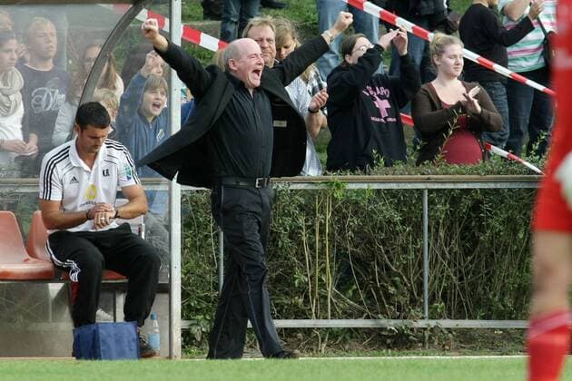 05.10.2011, Frauenfußball, Rückspiel der UEFA Women s Champions League 1. FFC Frankfurt gegen Stabaek Fotball (Norwegen). Manager Siegfried Dietrich (1. FFC Frankfurt) jubel t beim Schlusspfiff.