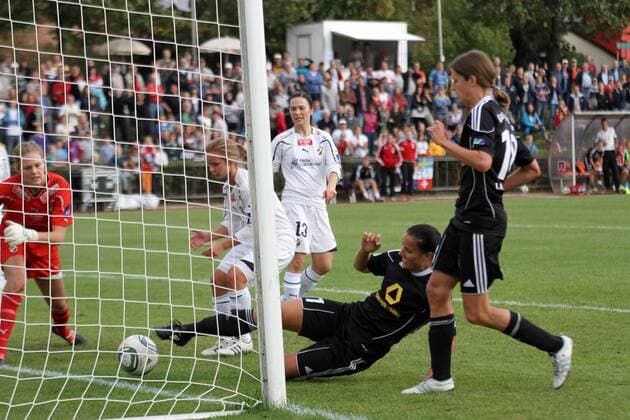 5.10.2011, FFC-Frankfurt, Saison 2011 2012, CHAMPIONS-LEAGUE in Frankfurt 1 16-FINAL-Rückspiel 1. FFC Frankfurt GEGEN STABÄK FOTBALL Aktion, Jessica Landström (FFC Frankfurt) trifft zum 3:0