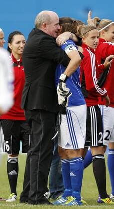 Fussball, UEFA Women s Champions League, Sechzehntelfinale, Rückspiel, 1. FFC Frankfurt (GER) vs. Stabaek FK Fotball (NOR), Manager Siegfried Dietrich (1. FFC Frankfurt, L) bedankt sich bei Nadine Angerer (1. FFC Frankfurt, R) nach Spielende.