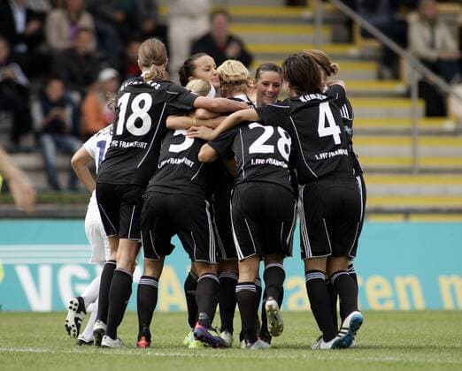 Rückspiel UEFA Women s Champions League UWCL, 1 FFC Frankfurt vs Stabäk Fotball Kvinner, Stadion am Brentanobad, 05.10.2011, Saison 2011 2012; Torjubel Frankfurt zum 1:0 durch Saskia Bartusiak