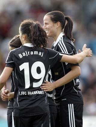 Rückspiel UEFA Women s Champions League UWCL, 1 FFC Frankfurt vs Stabäk Fotball Kvinner, Stadion am Brentanobad, 05.10.2011, Saison 2011 2012: Torjubel Jessica Landström zum 3:0; Fatmire Lira Bajramaj gratuliert