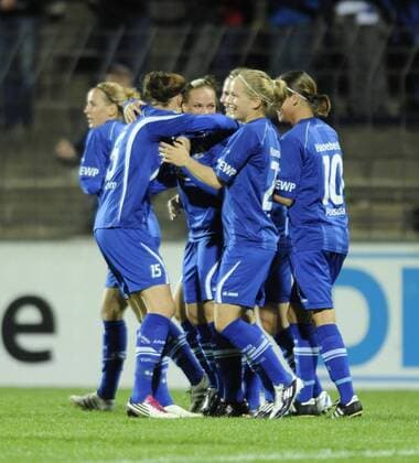 Turbine bejubelt das 1:0 durch Isabel Kerschowski (3.v.l.), 1.FFC Turbine Potsdam - Thor KA, Fußball, UEFA Women - Champions League, Saison 2011 2012, Potsdam, 05.10.2011,