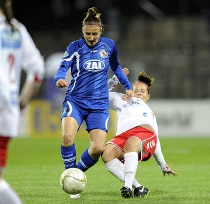 Anja Mittag (li., Pot) und Marisha Schumacher-Hodge (re., Thor), 1.FFC Turbine Potsdam - Thor KA, Fußball, UEFA Women - Champions League, Saison 2011 2012, Potsdam, 05.10.2011,