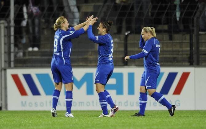 v.l.: Chantal de Ridder, Anja Mittag und Isabel Kerschowski (Pot), Jubel, 1.FFC Turbine Potsdam - Thor KA, Fußball, UEFA Women - Champions League, Saison 2011 2012, Potsdam, 05.10.2011,