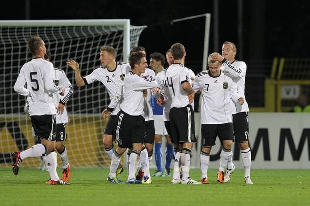Christopher BUCHTMANN) jubelt nach seinem 1:0, rechts, mit seinen Mannschaftskameraden U20 Nationalmannschaft, Deutschland-Italien, 05.10.2011, Reutlingen