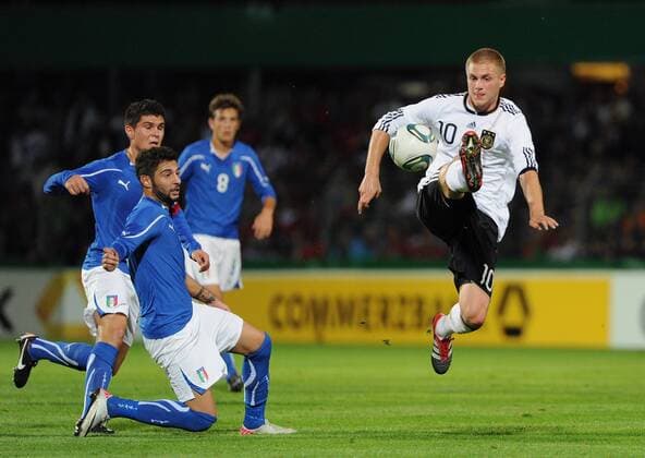 FUSSBALL INTERNATIONAL Länderspiel U 20 05.10.2011 Deutschland - Italien Florian Trinks (re, Deutschland) gegen Simone Sini (Mitte, Italien) und Federico Viviani (li, Italien) 
