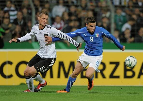 FUSSBALL INTERNATIONAL Länderspiel U 20 05.10.2011 Deutschland - Italien Patrick Bauer (li, Deutschland) gegen Giacomo Beretta (Italien) 