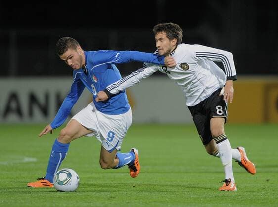 FUSSBALL INTERNATIONAL Länderspiel U 20 05.10.2011 Deutschland -re, Italien Lukas Rupp (Deutschland) gegen Giacomo Beretta (Italien) 