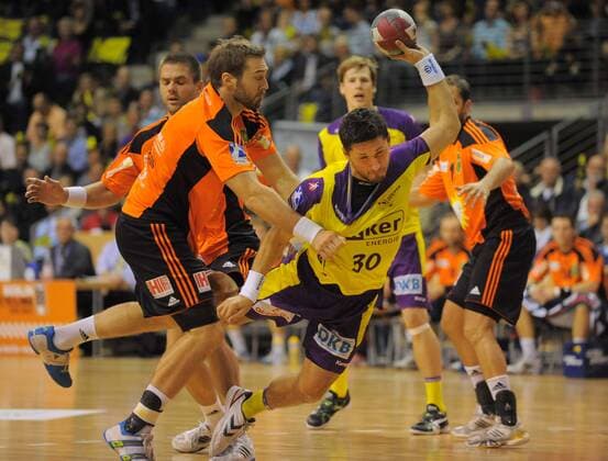 Handball Berlin 02.10.2011 1. Bundesliga HBL Saison 2011 2012 Füchse Berlin - TUS N-Lübbecke Alexander Petersson (Füchse, No.30) Mattias Gustafsson (N-Lübbecke, No.03)