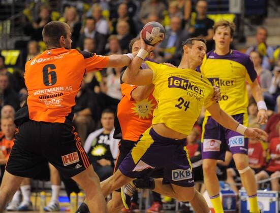 Handball Berlin 02.10.2011 1. Bundesliga HBL Saison 2011 2012 Füchse Berlin - TUS N-Lübbecke Bartlomiej Jaszka (Füchse, No.24) Drago Vukovic (N-Lübbecke, No.06)