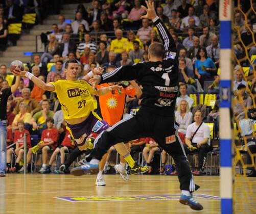 Handball Berlin 02.10.2011 1. Bundesliga HBL Saison 2011 2012 Füchse Berlin - TUS N-Lübbecke Ivan Nincevic (Füchse, No.27) Nikola Blazicko (N-Lübbecke, TW, No.01)