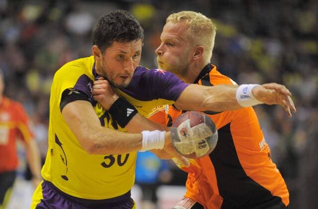 Handball Berlin 02.10.2011 1. Bundesliga HBL Saison 2011 2012 Füchse Berlin - TUS N-Lübbecke Alexander Petersson (Füchse, No.30) Arne Niemayer (N-Lübbecke, No.28)