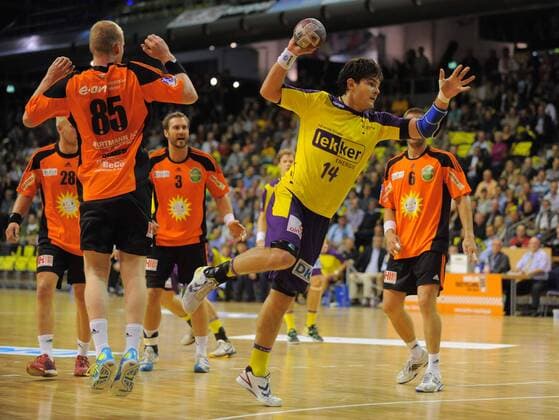 Handball Berlin 02.10.2011 1. Bundesliga HBL Saison 2011 2012 Füchse Berlin - TUS N-Lübbecke Evgeni Pevnov (Füchse, No.14) Tim Remer (N-Lübbecke, No.85) Mattias Gustafsson (N-Lübbecke, No.03) Drago Vukovic (N-Lübbecke, No.06) Arne Niemayer (N-Lübbecke, No.28)