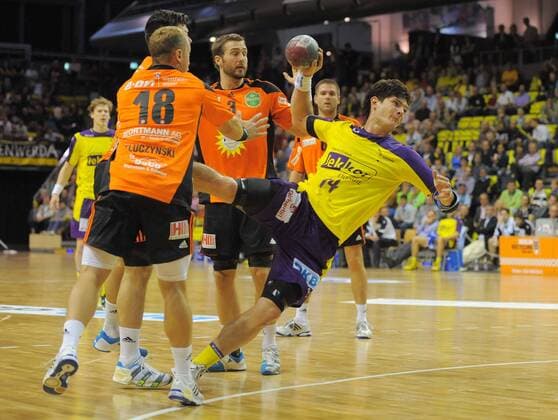 Handball Berlin 02.10.2011 1. Bundesliga HBL Saison 2011 2012 Füchse Berlin - TUS N-Lübbecke Evgeni Pevnov (Füchse, No.14) Tomasz Tluczynski (N-Lübbecke, No.18) hhnöb03