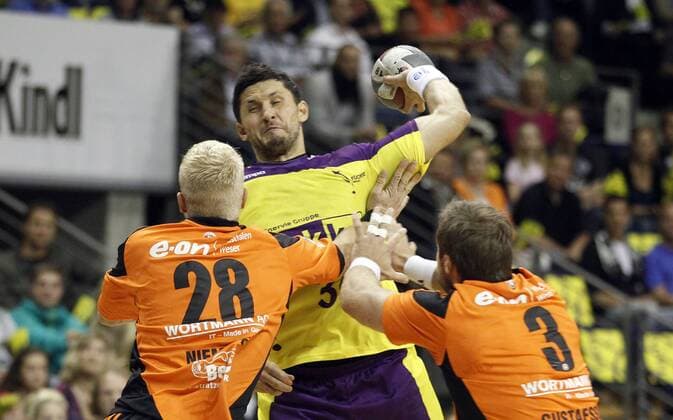 Alexander Petersson, Füchse, kitte, links Arne Niemeyer und rechts Mattias Gustafsson, beide Lübbecke, Kampf, Zweikampf, Altion, quer Füchse Berlin - TuS N-Lübbecke 1.Bundesliga 2011 2012, Herren, Handball, Deutschland, Germany, Max-Schmeling-Hall Berlin, 5.10.2011