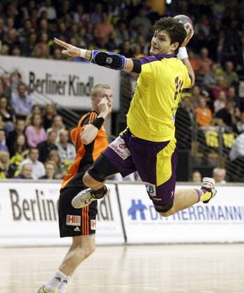 Evgeni Pevnov, Füchse, beim Wurf, Wurf, Aktion, hoch Füchse Berlin - TuS N-Lübbecke 1.Bundesliga 2011 2012, Herren, Handball, Deutschland, Germany, Max-Schmeling-Hall Berlin, 5.10.2011
