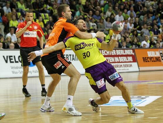 Drago Vukovic, Alexander Petersson Zweikampf Aktion Spielszene 05.10.2011 Füchse Füchse Berlin - TuS n-Lübbecke Handball Max-Schmeling-Halle Berlin Herren DHB Bundesliga Saison 2011 2012