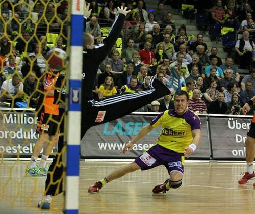 Torwart Nikola Blazicko, Markus Richwien Zweikampf Aktion Spielszene 05.10.2011 Füchse Füchse Berlin - TuS n-Lübbecke Handball Max-Schmeling-Halle Berlin Herren DHB Bundesliga Saison 2011 2012