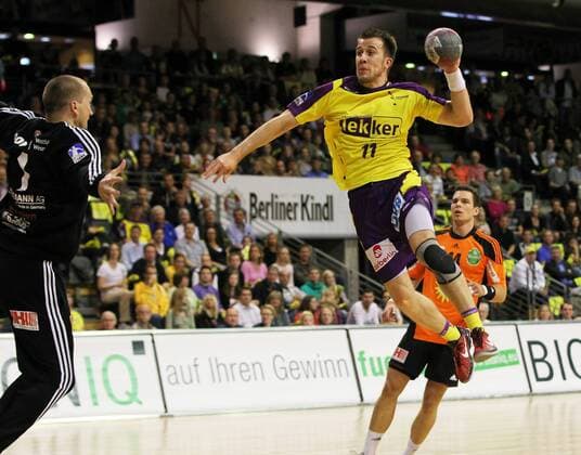 Torwart Nikola Blazicko, Markus Richwien Zweikampf Aktion Spielszene 05.10.2011 Füchse Füchse Berlin - TuS n-Lübbecke Handball Max-Schmeling-Halle Berlin Herren DHB Bundesliga Saison 2011 2012