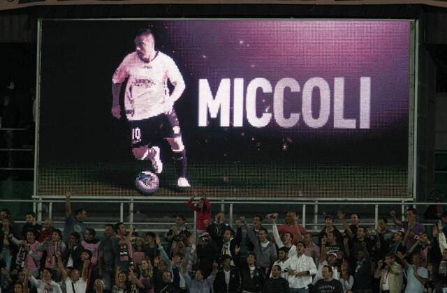 Serie A 2011 2012 US Palermo immagine di Fabrizio Miccoli xHOCHxZWEIxxItalyxPhotoxPressx  Fan Publikum Anzeigetafel, Anzeige, Tafel, Stadionanzeige Objekt Totale