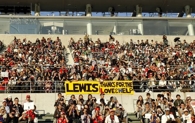 Motorsports: FIA Formula One World Championship 2011, Grand Prix of Japan, Japanese fans of 03 Lewis Hamilton (GBR, Vodafone McLaren Mercedes), xHOCHxZWEIx o0 Totale