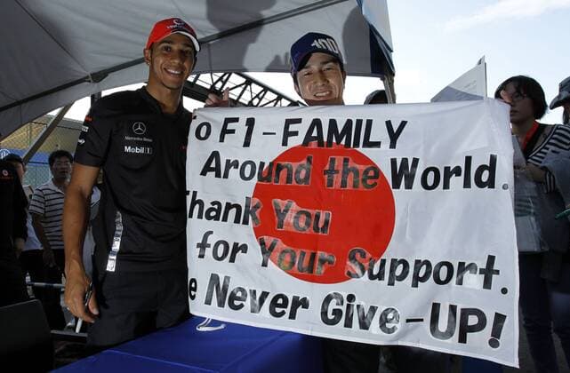 Motorsports: FIA Formula One World Championship 2011, Grand Prix of Japan, 03 Lewis Hamilton (GBR, Vodafone McLaren Mercedes) takes thanks for the support after catasrophe in Japan xHOCHxZWEIx o0 Dank Danke bedanken Fahne Nationalfahne Tsunami Erdbeben Katastrophe Objekt Schriftzug