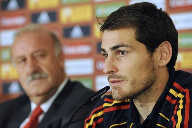 Coach Vicente del Bosque (left) and goalie Iker Casillas of the Spanish national soccer team are seen on the press conference in Prague on October 6, 2011 prior to tomorrow s EURO 2012 qualification match against Czech Republic. (CTKxPhoto StanislavxZbynek)  CTKPhoto61201110060801001