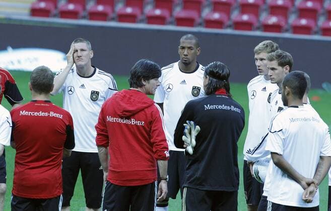 Fussball, Herren, 06.10.2011, Istanbul, DFB Team Training, Bastian Schweinsteiger, Jerome Boateng, Joachim Löw,, Tim Wieser, Holger Badstuber, Benedikt Höwedes, Dennis Aogo,