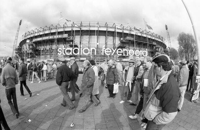 26.04.1989, Rotterdam - WM Qualifikation 1989 - Niederlande - Fans vor dem Stadion Feyenoord Sportstätte Stadion Totale De Kuip fisheye