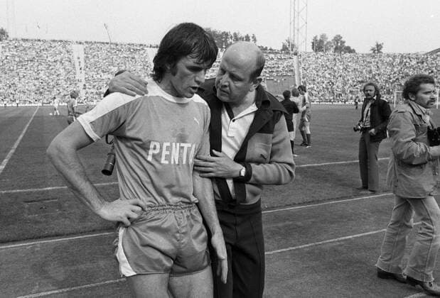 Dave WATSON, links, Werder Bremen, geht nach seiner Roten Karte vom Platz, mit einem Betreuer r., Fussball, 1. Bundesliga, TSV 1860 Muenchen - SV Werder Bremen 4:1 am 18.08.1979 in München Deutschland