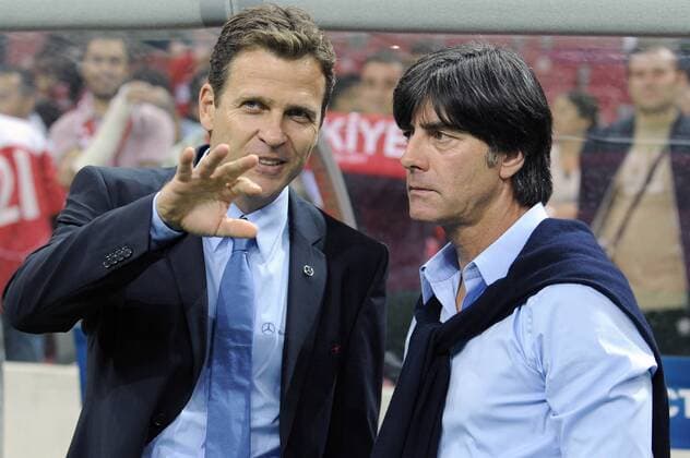 v.li:Oliver BIERHOFF (Teammanager GER),Bundestrainer Joachim LÖW (GER),Gestik, Fussball Länderspiel EM Qualifikationsspiel zur UEFA Euro , Türkei - Deutschland am 07.10.2011.