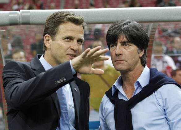 Fussball, Herren, UEFA, EM Qualifikationsspiel, Türkei vs Deutschland, 07.10.2011, Türk Telekom Arena, Istanbul, Oliver Bierhoff, Joachim Löw, Euro