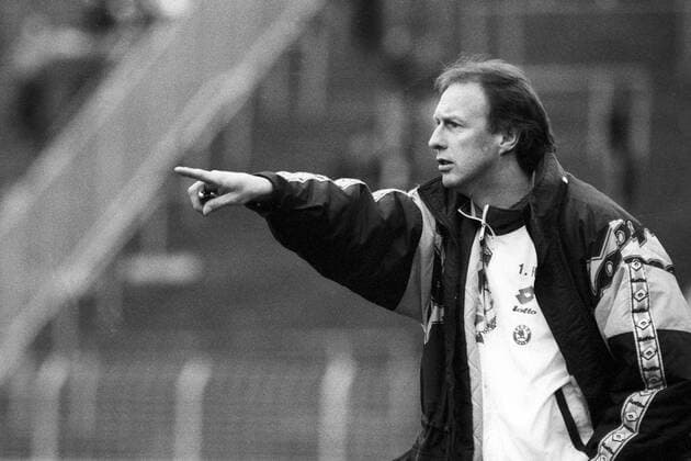 Trainer Gerd Warken (1. FC Saarbrücken) gibt Anweisungen Aufnahmedatum geschätzt