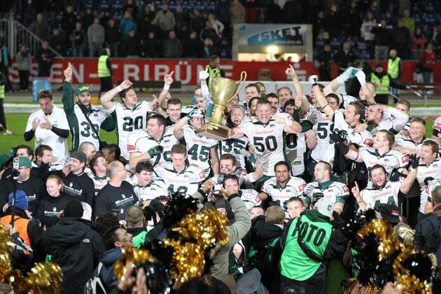 Sieger Schwäbisch Hall Unicorns, Simon BRENNER (Nr. 50) mit dem Siegerpokal 08.10.2011, 33. German Bowl Finale in Magdeburg o0 Siegerehrung Pokal Trophäe Meister Meisterfeier Feier Sieg Siegerfoto Totale