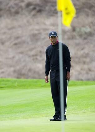 October 9, 2011: PGA Golf Herren golfer Tiger Woods sizes up his shot during the final round of the Frys.com open at the CordeValle golf club in San Martin, CA. PGA Golf Herren 2011: Frys.com Open OCT 09 - ZUMAct6