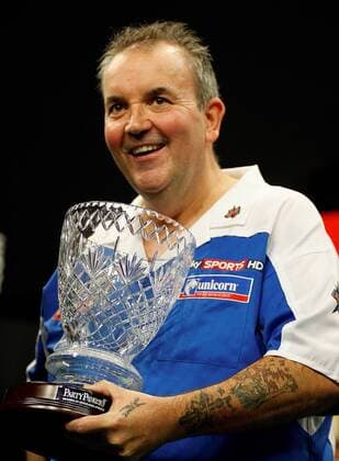 09.10.2011 Dublin, Republic of Ireland. Phil Taylor wins PDC World Grand Prix Darts by 6 sets to 3, during the final of the, Citywest Hotel, Dublin. Mandatory credit: Actionplus xMichaelxCullenx  ActionPlus11213492 o0 Pokal TrophÃ¤e Objekte Siegerehrung Sieg