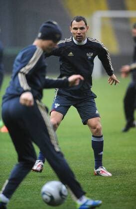 ITAR-TASS: MOSCOW, RUSSIA. OCTOBER 10, 2011. Sergei Ignashevich (back) during the Russian national team s training session ahead of their Euro 2012 qualifying match against Andorra.  RE0EFBE0