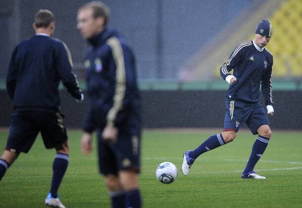 ITAR-TASS: MOSCOW, RUSSIA. OCTOBER 10, 2011. Vasily Berezutsky (R) during the Russian national team s training session ahead of their Euro 2012 qualifying match against Andorra.  RE0EFBE3