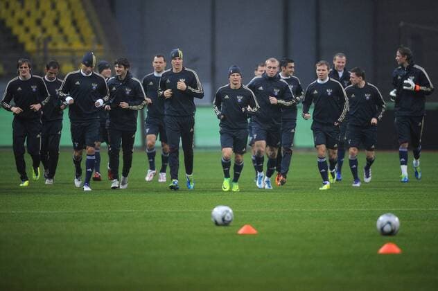 ITAR-TASS: MOSCOW, RUSSIA. OCTOBER 10, 2011. Andrei Arshavin (C) during the Russian national team s training session ahead of their Euro 2012 qualifying match against Andorra.  RE0EFBE6