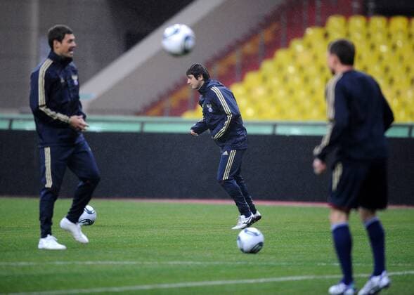 ITAR-TASS: MOSCOW, RUSSIA. OCTOBER 10, 2011. Alan Dzagoyev (C) during the Russian national team s training session ahead of their Euro 2012 qualifying match against Andorra.  RE0EFBE8