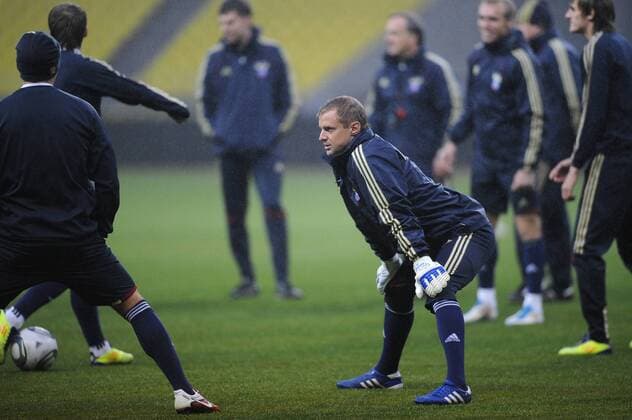 ITAR-TASS: MOSCOW, RUSSIA. OCTOBER 10, 2011. Goalkeeper Vyacheslav Malafeyev (C) during the Russian national team s training session ahead of their Euro 2012 qualifying match against Andorra.  RE0EFBE9