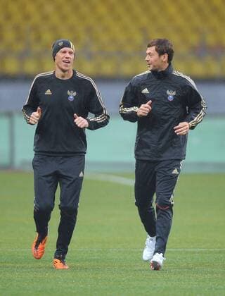 ITAR-TASS: MOSCOW, RUSSIA. OCTOBER 10, 2011. Pavel Pogrebnyak (L) and Diniyar Bilyaletdinov run during the Russian national team s training session ahead of their Euro 2012 qualifying match against Andorra.  RE0EFBFB