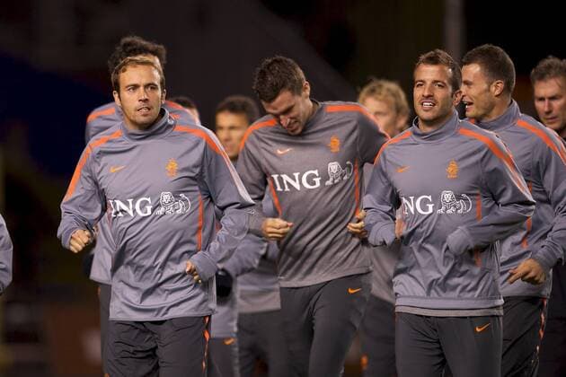(L-R) Joris Mathijsen of Holland,Rafael van der Vaart of Holland Karel Delvoye xVIxxIVx 401959