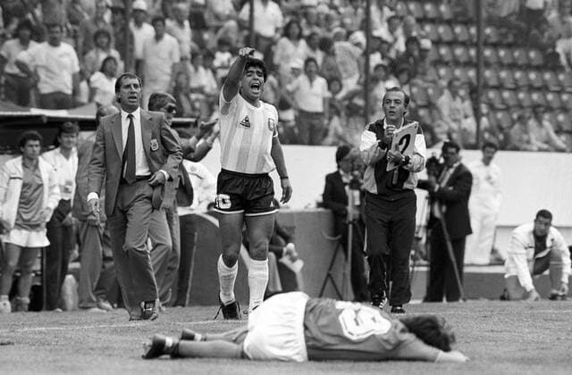 Diego Armando Maradona (Mitte) und Nationaltrainer Dr. Carlos Bilardo (li., beide Argentinien), vorn Giuseppe Galderisi (Italien) verletzt